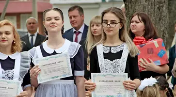 В Кавказском районе последние звонки прозвучали для сотен выпускников
