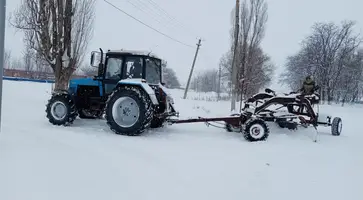 В поселке имени М.Горького работы по расчистке дорог не прекращаются