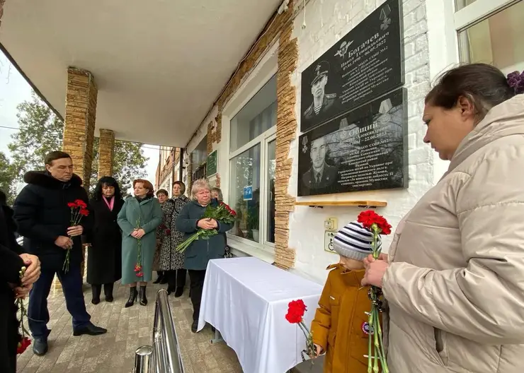 В школе №12 станицы Кавказской открыли мемориальную доску в честь героя СВО Виталия Общего