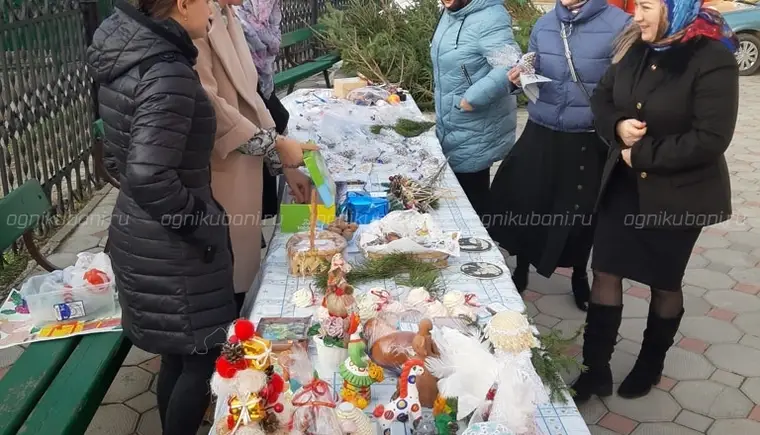 Благотворительную ярмарку организовали ребята из молодежного клуба «Покров» на территории Покровского собора