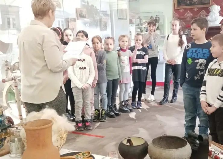 Школьники в первый день весенних каникул посетили краеведческий музей г.Кропоткина