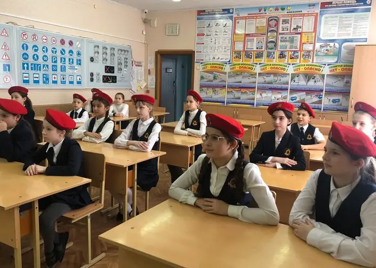 В Кавказском районе ветеран МВД провел уроки мужества в трех городских школах