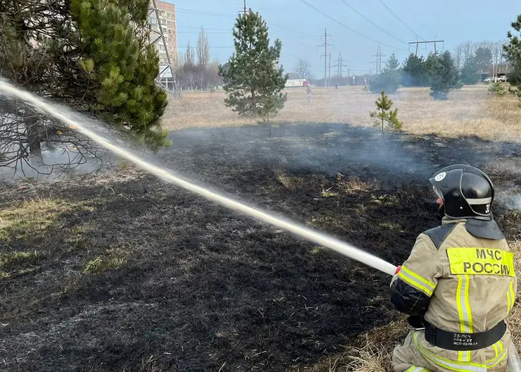 В Кавказском районе пожарные потушили возгорание сухой травы и мусора