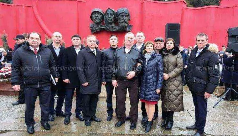 Молодые парламентарии поздравили ветеранов на митинге по случаю освобождения Кавказского района от оккупации