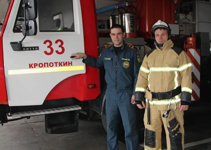 Кропоткинские пожарные спасли 11-летнего мальчика, который едва не сорвался из окна многоэтажного дома
