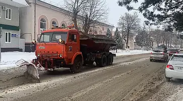 Снегоуборочная техника вторые сутки расчищает улицы Кавказского района