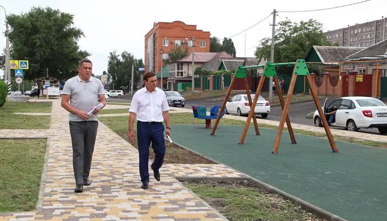 В рабочей поездке по Кавказскому району Виталий Очкаласов осмотрел строящиеся общественные объекты