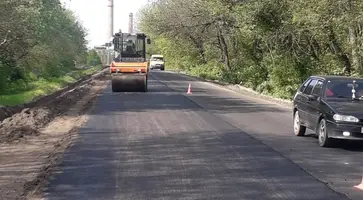 На автомобильном мосту через реку Кубань, соединяющем город Кропоткин и Гулькевичский район, укладывают асфальтовое полотно