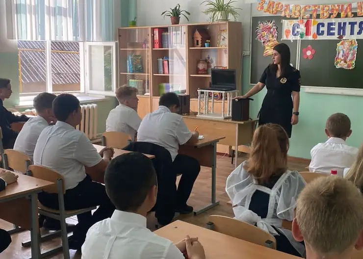 В Кавказском районе полицейские и волонтеры провели для школьников лекцию «Вместе против террора» и правовую викторину