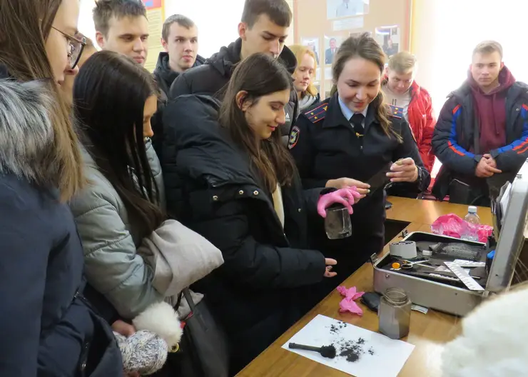 Полицейские и общественники организовали экскурсию в ОМВД России по Кавказскому району для будущих юристов