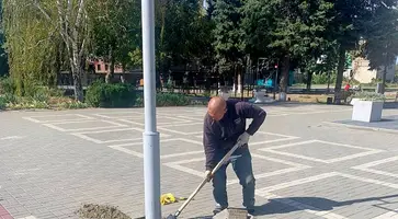 На площади у Дома культуры станицы Кавказской монтируют уличное освещение