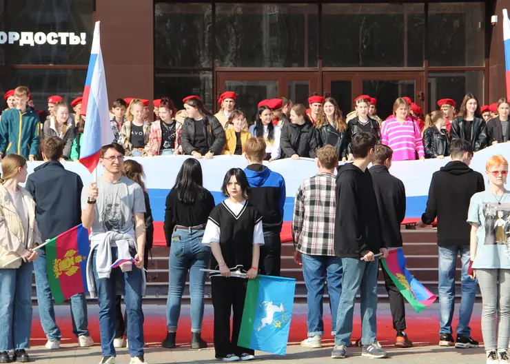 В день воссоединения Крыма с Россией молодежь Кропоткина собралась на флешмоб