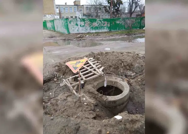 Жители улицы Московской города Кропоткина жалуются на открытый водный колодец