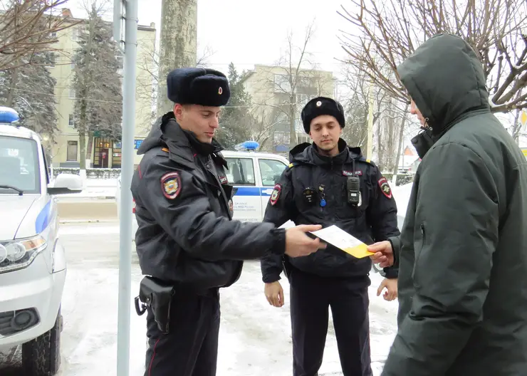 В Кавказском районе полицейские патрульно-постовой службы вручили памятки участникам акции «Осторожно: кибермошенники!»