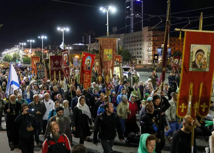 В Екатеринбурге почтили память Николая II и его семьи крестным ходом