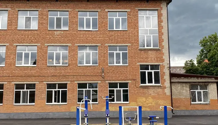 Глава района Виталий Очкаласов проверил продвижение ремонта в школе №11