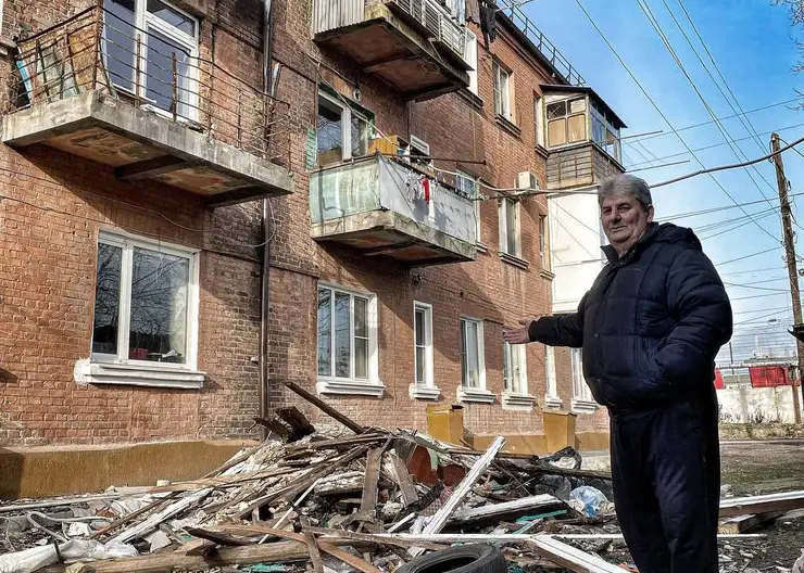Пенсионер из Кропоткина в одиночку борется с нерадивыми жильцами дома №49 по ул.Железнодорожной