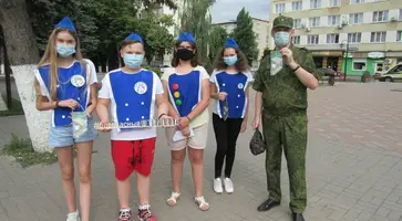 В Кавказском районе отряд юных инспекторов дорожного движения призвали пешеходов познакомиться со «штрих-кодом улицы»