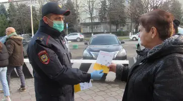 В Кавказском районе полицейские и общественники провели акцию по повышению финансовой грамотности граждан