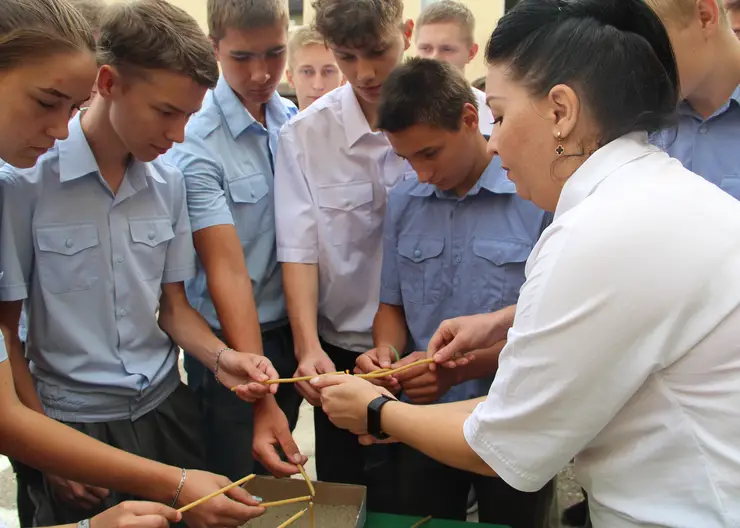 Студенты железнодорожного техникума в Кропоткине открыли акцию «Свеча памяти о детях Беслана»