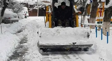 За уборкой снега с тротуаров и очисткой кровель многоэтажных домов следят «единороссы»