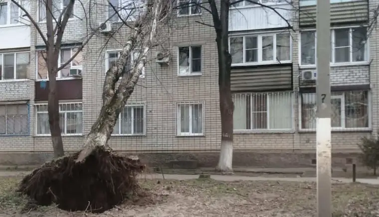 Ураганный ветер наносит повреждения в Кропоткине