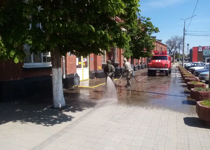 Пожарные проводят санитарную обработку общественных мест города Кропоткина