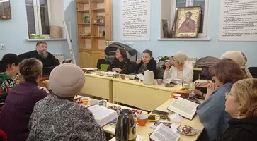 В Покровском соборе за чаепитием состоялась очередная еженедельная встреча в клубе «Панагия» по изучению Священного Писания