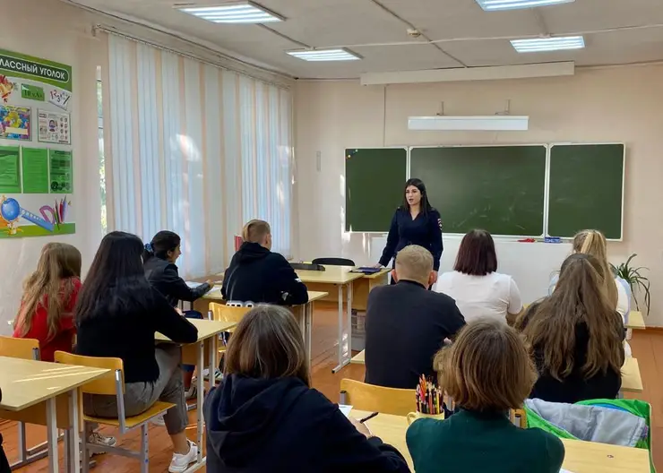 В Кавказском районе инспектора по делам несовершеннолетних пришли в школу с профилактической беседой