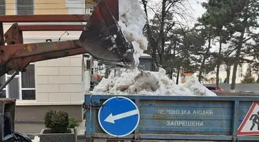 Не успели с улиц Кропоткина вывезти сугробы, как повалил очередной снегопад