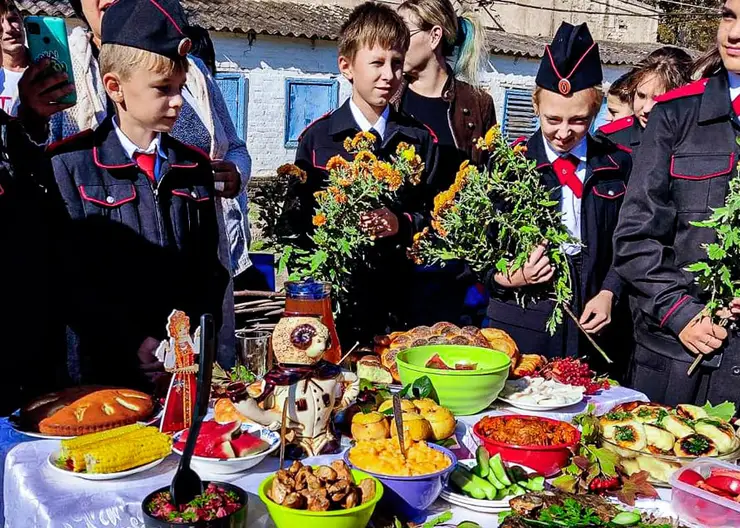 Щедрый, веселый и вкусный получился День урожая в школе №43 станицы Казанской