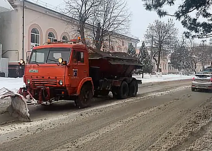 Снегоуборочная техника вторые сутки расчищает улицы Кавказского района