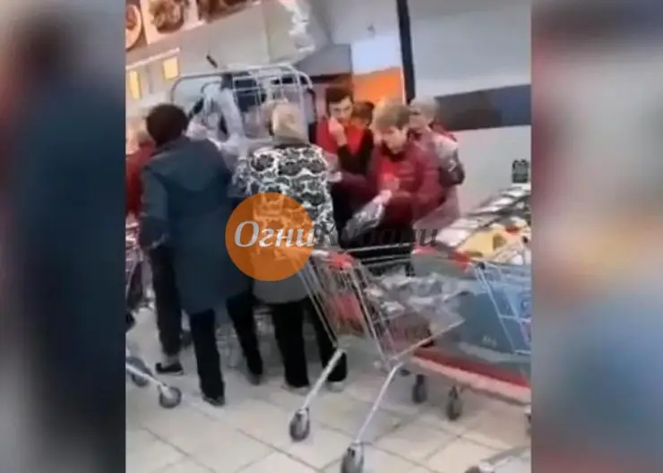 Битва за сковородки: жители Краснодарского края продолжают устраивать давки в магазинах «Магнит»