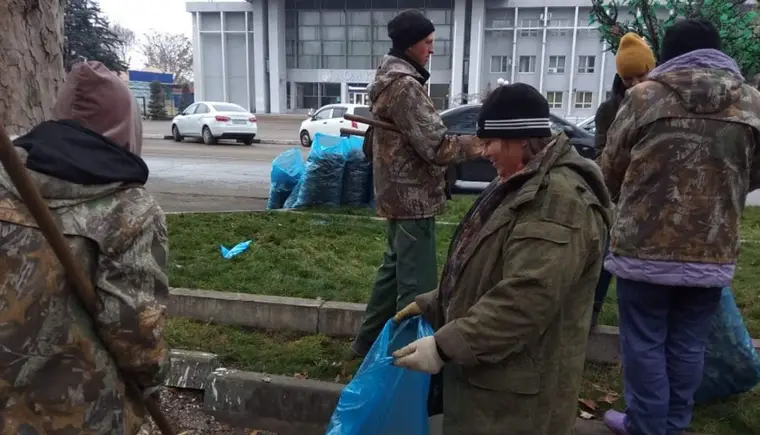На улицах Кропоткина и сельских поселений района идёт массовая уборка пожухлой листвы