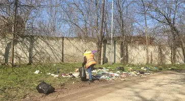 Коммунальщики вывезли десять кубометров мусора со стихийной свалки в лесхозе