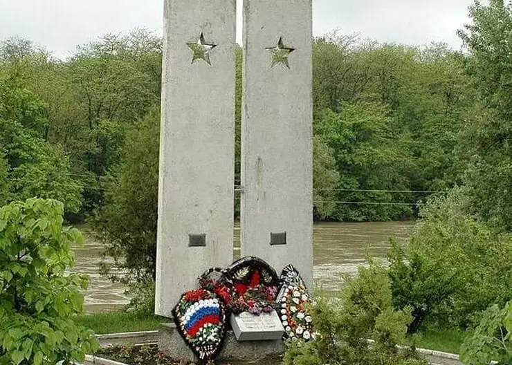 В память о погибших курсантах и офицерах Урюпинского военно-пехотного училища на берегу Кубани стоит обелиск «Лейтенантские погоны»