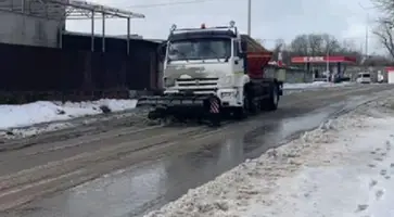 Снег с новой силой засыпает Кропоткин, но коммунальщики неустанно продолжают расчищать дороги и тротуары