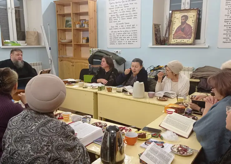 В Покровском соборе за чаепитием состоялась очередная еженедельная встреча в клубе «Панагия» по изучению Священного Писания