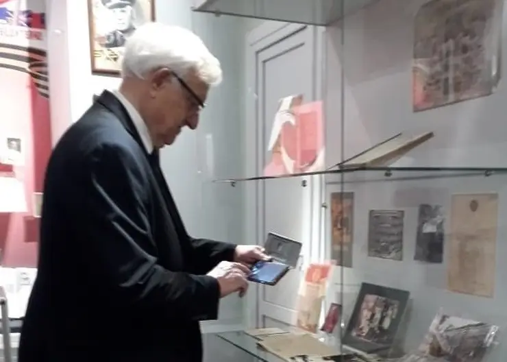 В Кропоткинском музее во время своего визита в Кропоткин побывал Карло Девоти