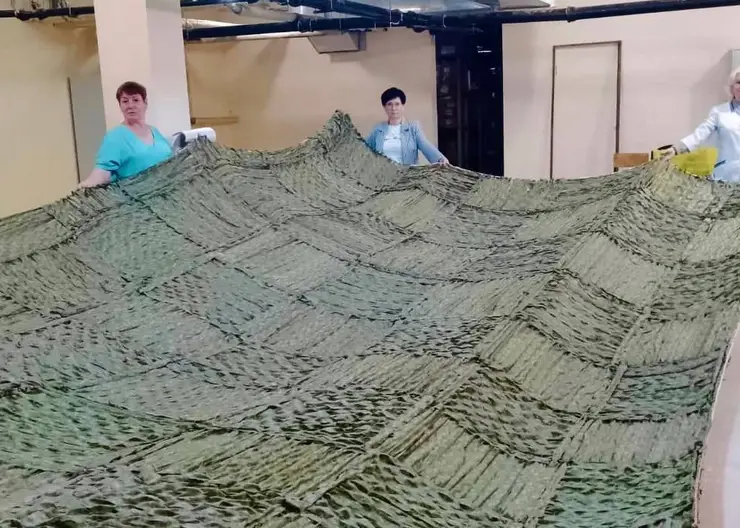 Сотрудники Кропоткинской городской больницы после рабочего дня плетут маскировочные сети