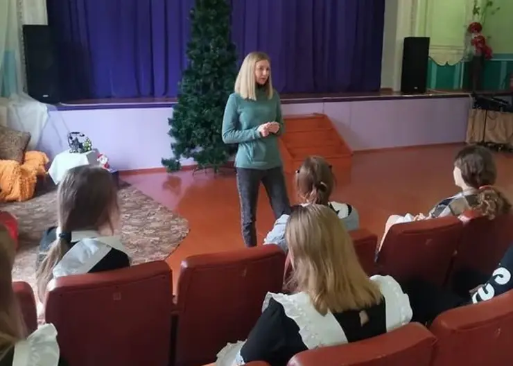 Работники Дома культуры в станице Дмитриевской провели беседу о важности толерантного отношения к окружающим