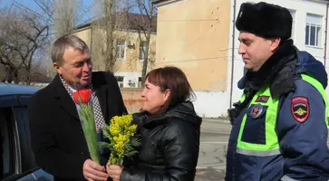 Сотрудники ДПС и общественники провели акцию «Цветы для автоледи»