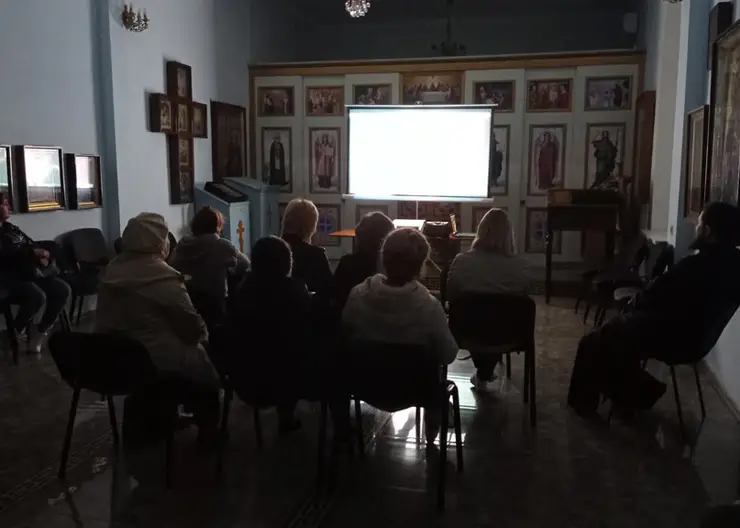 Любители кино Покровского собора г.Кропоткина не только принимают участие в просмотрах короткометражных фильмов, но и имеют возможность обсудить просмотренную киноленту