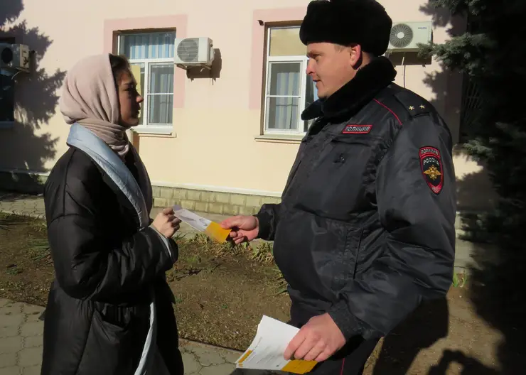 В Кавказском районе полицейские провели профилактическую акцию «Осторожно: кибермошенники!»