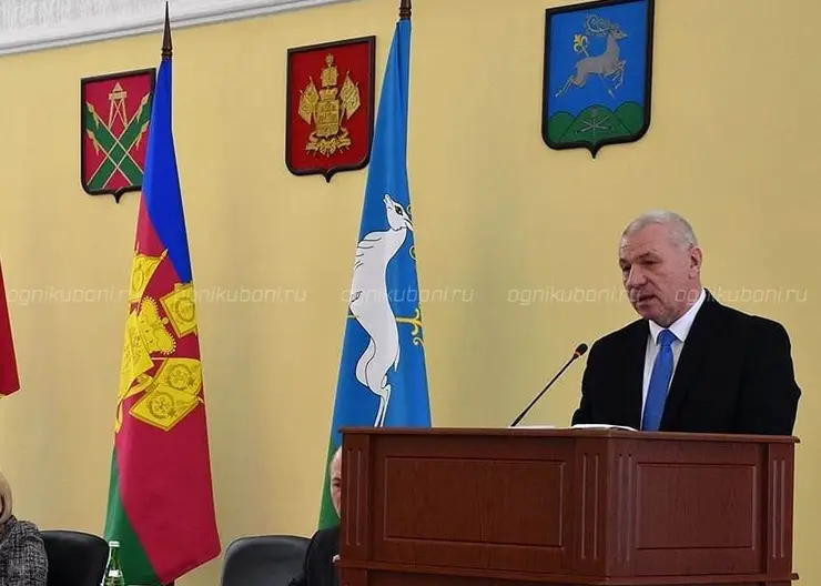 Глава Кропоткина Владимир Елисеев выступил с отчетом перед районными депутатами