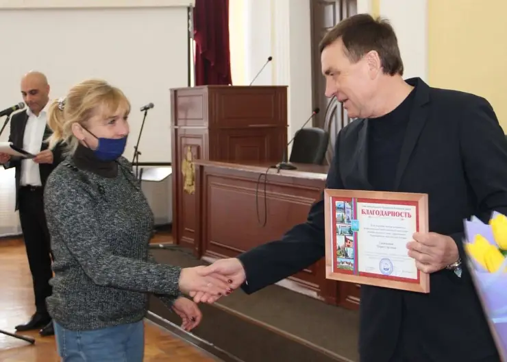Глава Кавказского района Виталий Очкаласов поздравил женщин с праздником Весны