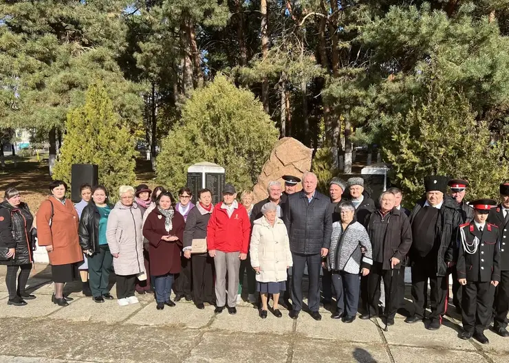 В Кропоткине возложили цветы к памятнику жертвам политических репрессий