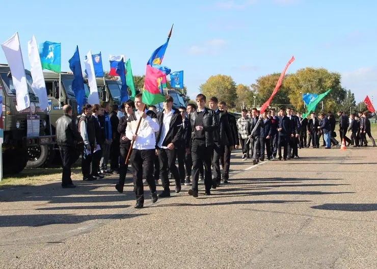 На День призывника в Кропоткинскую автошколу ДОСААФ собрались будущие воины