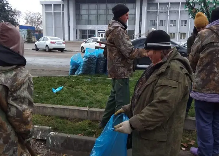 На улицах Кропоткина и сельских поселений района идёт массовая уборка пожухлой листвы
