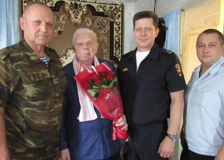 Правоохранители навестили ветерана Великой Отечественной войны, пенсионера МВД Н.Ф.Ткачева в день его 98-летия